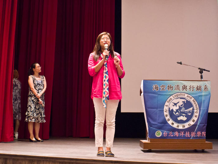 (右)系主任蔡絢麗主任(左)系學會指導老師傅恆宇教授圖片
